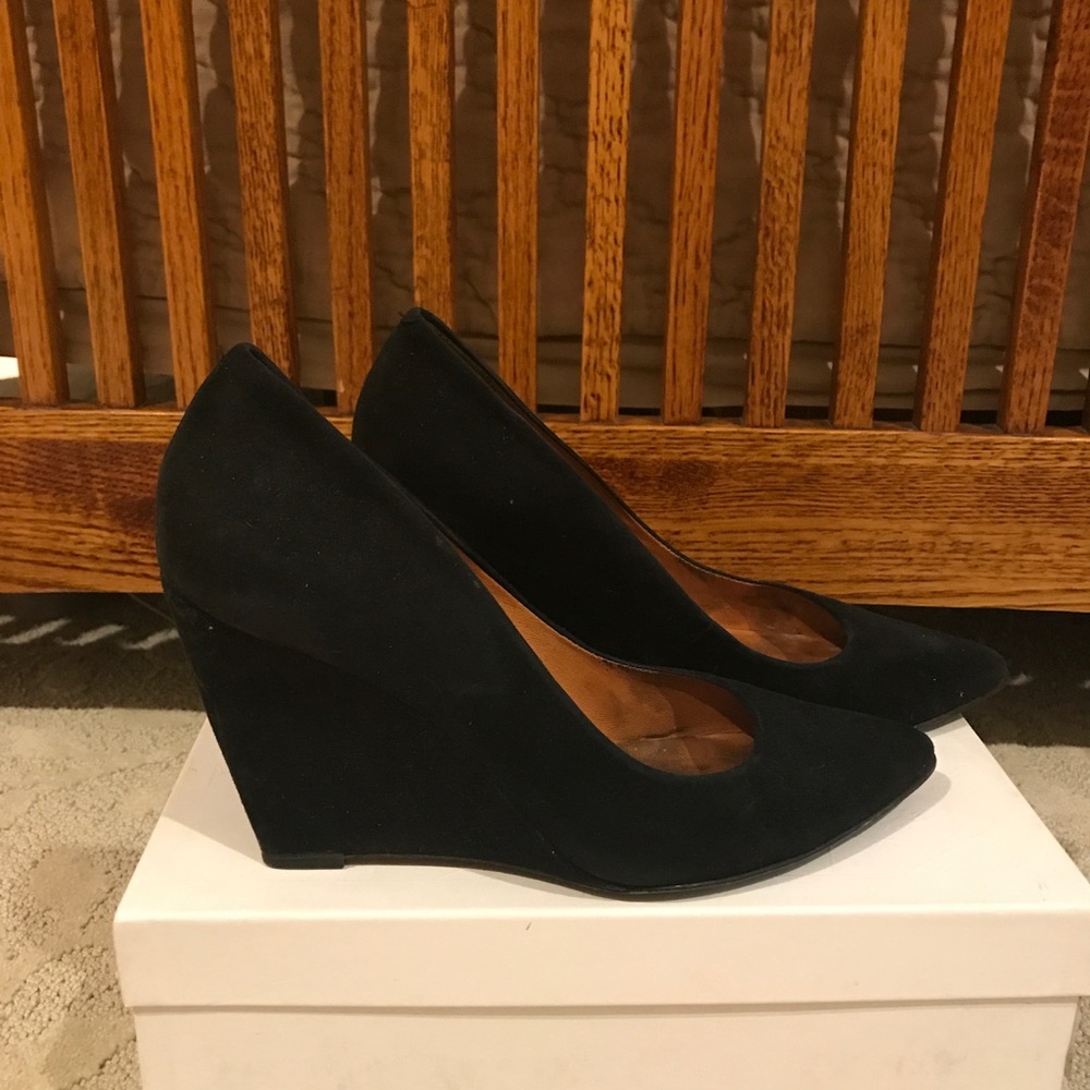Pour la Victoire Black suede pumps